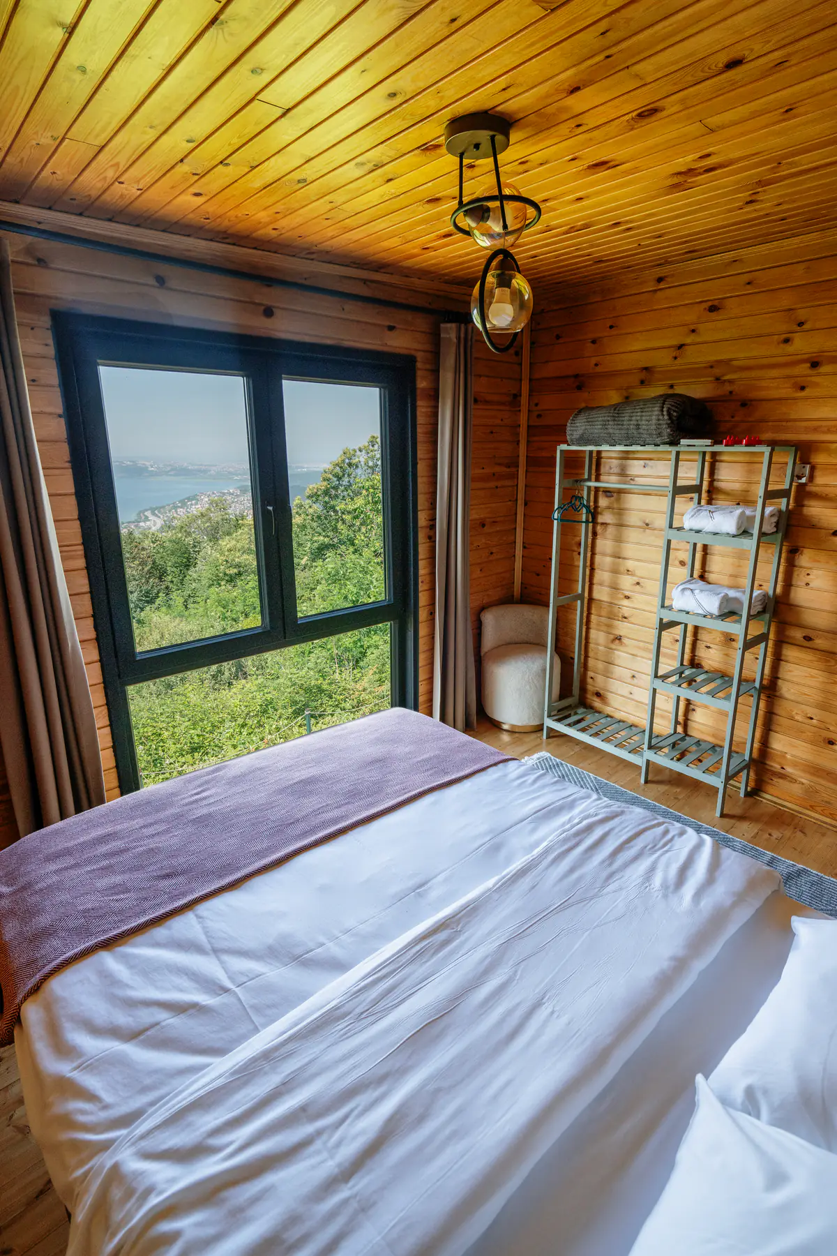 No:95 Deluxe Bungalov yatak odasi ve manzara